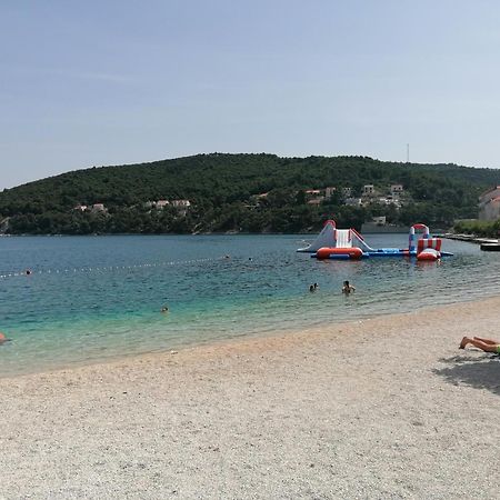 Apartman Ruzica Pucisca Buitenkant foto