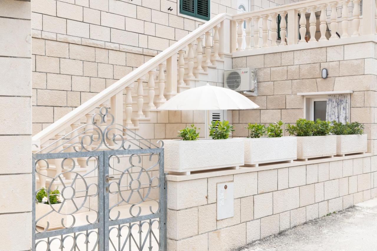 Apartman Ruzica Pucisca Buitenkant foto